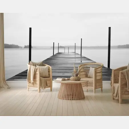 Fototapete nebliger steg am see in monochrom – Pixers®