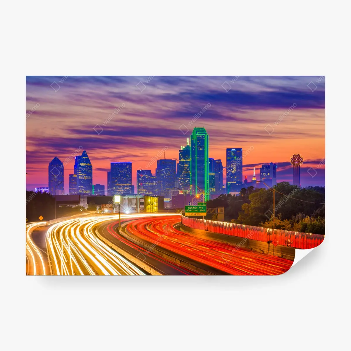 Fototapete panorama von Dallas bei sonnenuntergang mit lichtspuren auf der autobahn – Pixers®