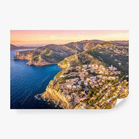 Fototapete sonnenuntergang über küstenlandschaft mit dorf am kliff – Pixers®