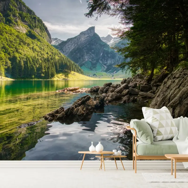 Fototapete ruhiger bergsee mit spiegelungen im wald