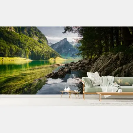 Fototapete ruhiger bergsee mit spiegelungen im wald – Pixers®