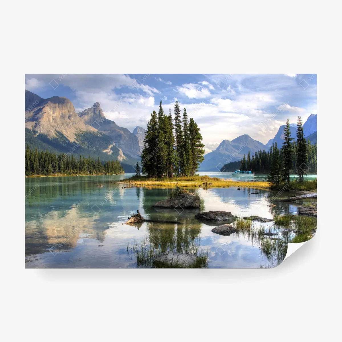 Fototapete ruhiger alpensee mit insel und bergen – Pixers®