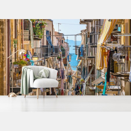 Fototapete sonnige gasse mit meerblick und balkonen – Pixers®