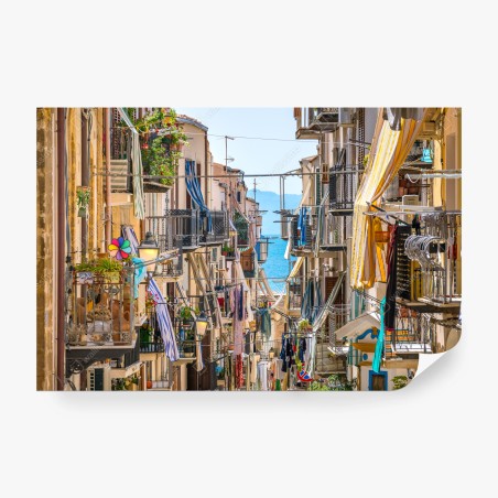Fototapete sonnige gasse mit meerblick und balkonen – Pixers®