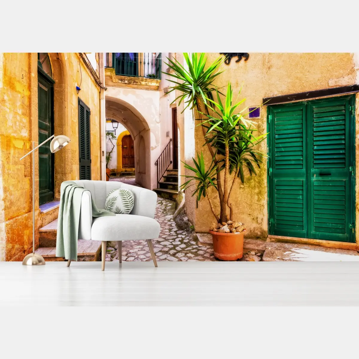 Fototapete sonnige mediterrane gasse mit grünen jalousien – Pixers®