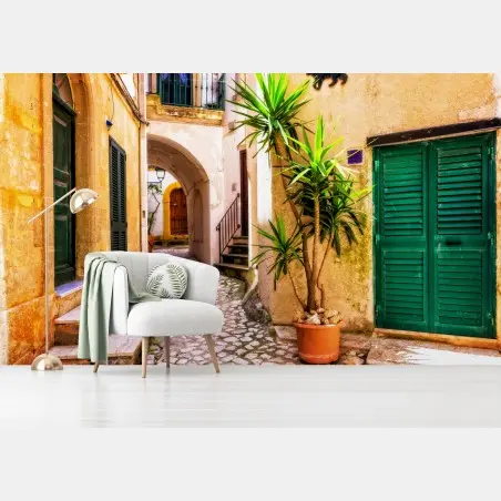 Fototapete sonnige mediterrane gasse mit grünen jalousien – Pixers®
