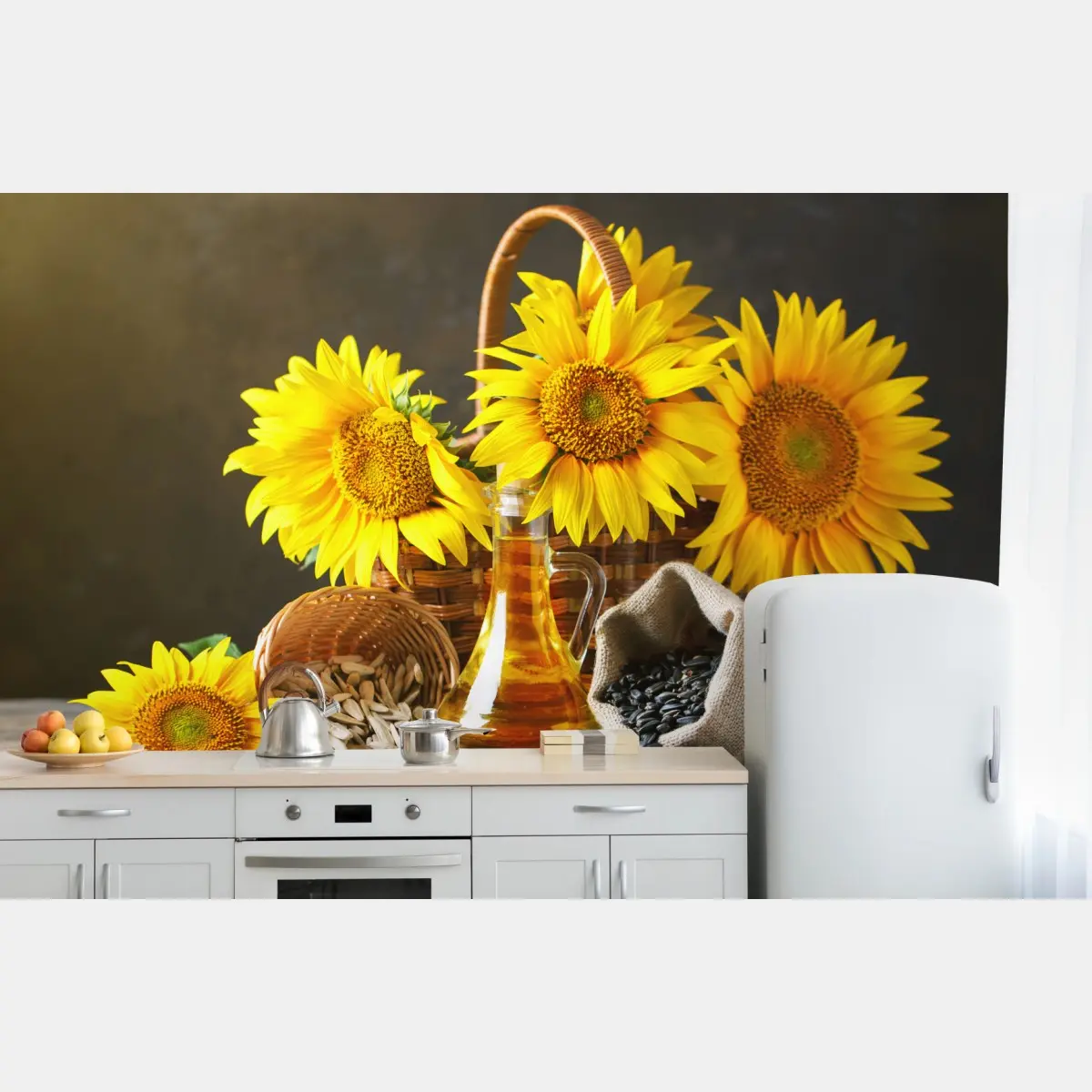 Fototapete leuchtendes stillleben mit sonnenblumen, kernen und öl – Pixers®