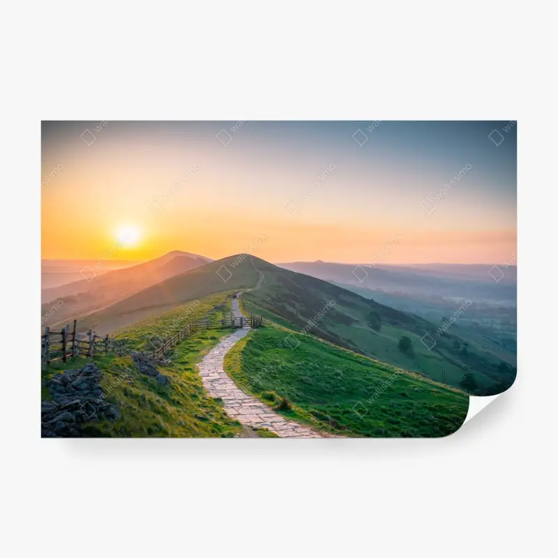 Fototapete sonnenaufgang über grünen hügeln mit steinweg