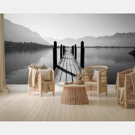 Fototapete ruhiger steg am see in schwarzweiß – Pixers®