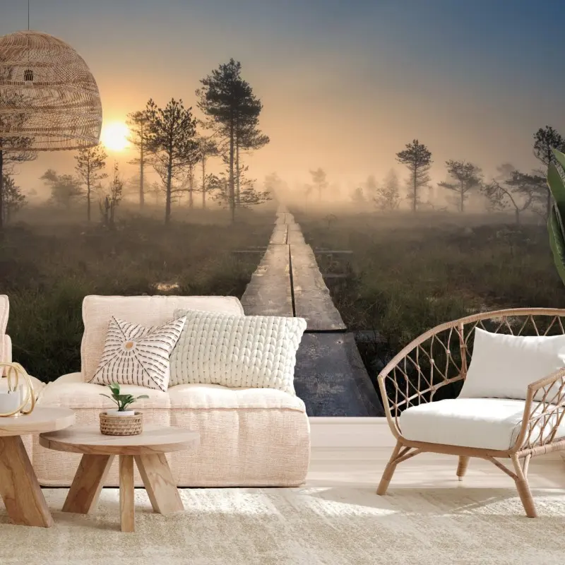 Fototapete nebliger sonnenaufgang über dem holzsteg