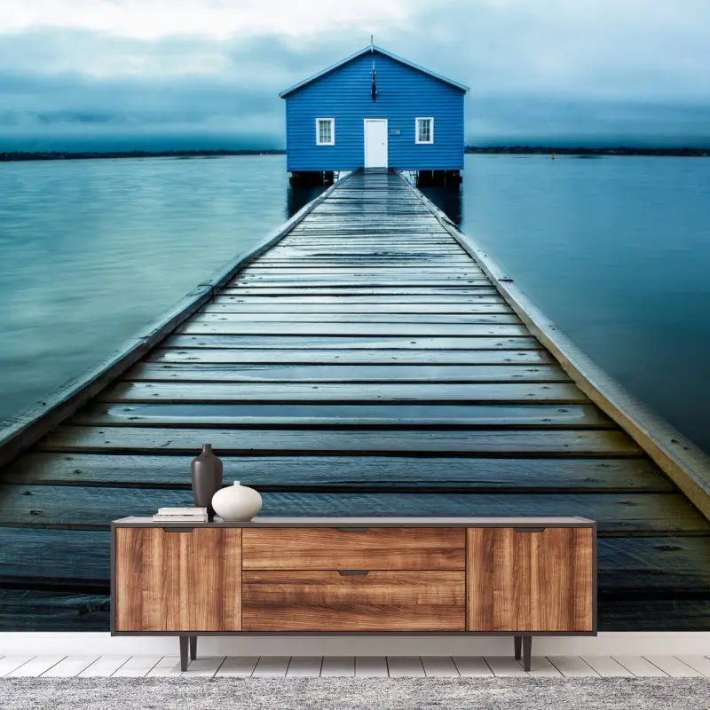 Fototapete blaues bootshaus am ende des stegs