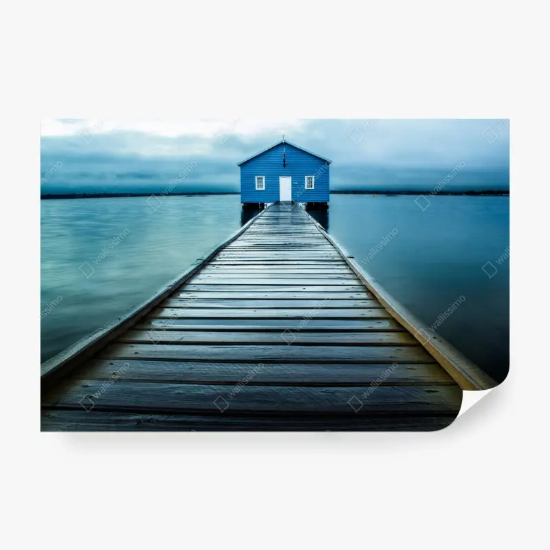 Fototapete blaues bootshaus am ende des stegs