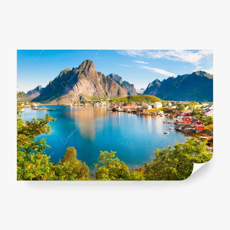 Fototapete ruhiges fjorddorf mit bergen und spiegelungen