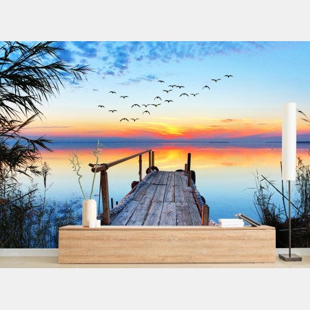 Fototapete steg bei sonnenuntergang über ruhigem see – Pixers®