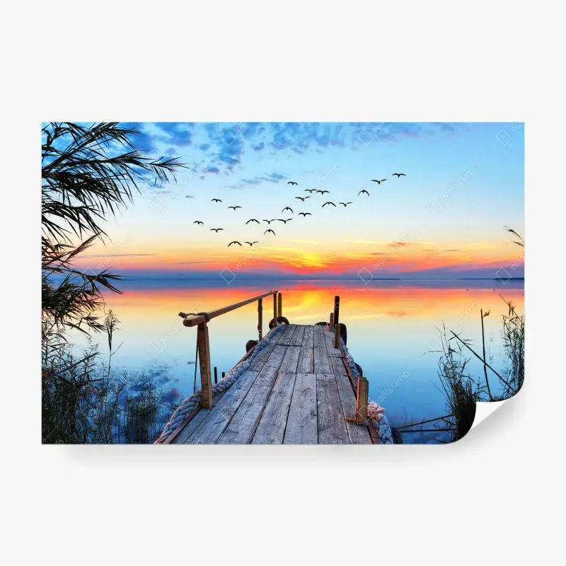Fototapete steg bei sonnenuntergang über ruhigem see