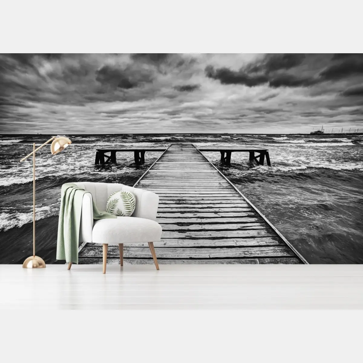 Fototapete dramatischer schwarzweiß-steg in stürmischer see – Pixers®