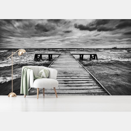 Fototapete dramatischer schwarzweiß-steg in stürmischer see – Pixers®