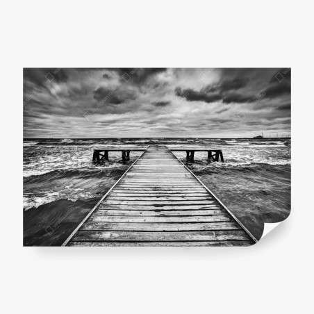 Fototapete dramatischer schwarzweiß-steg in stürmischer see – Pixers®
