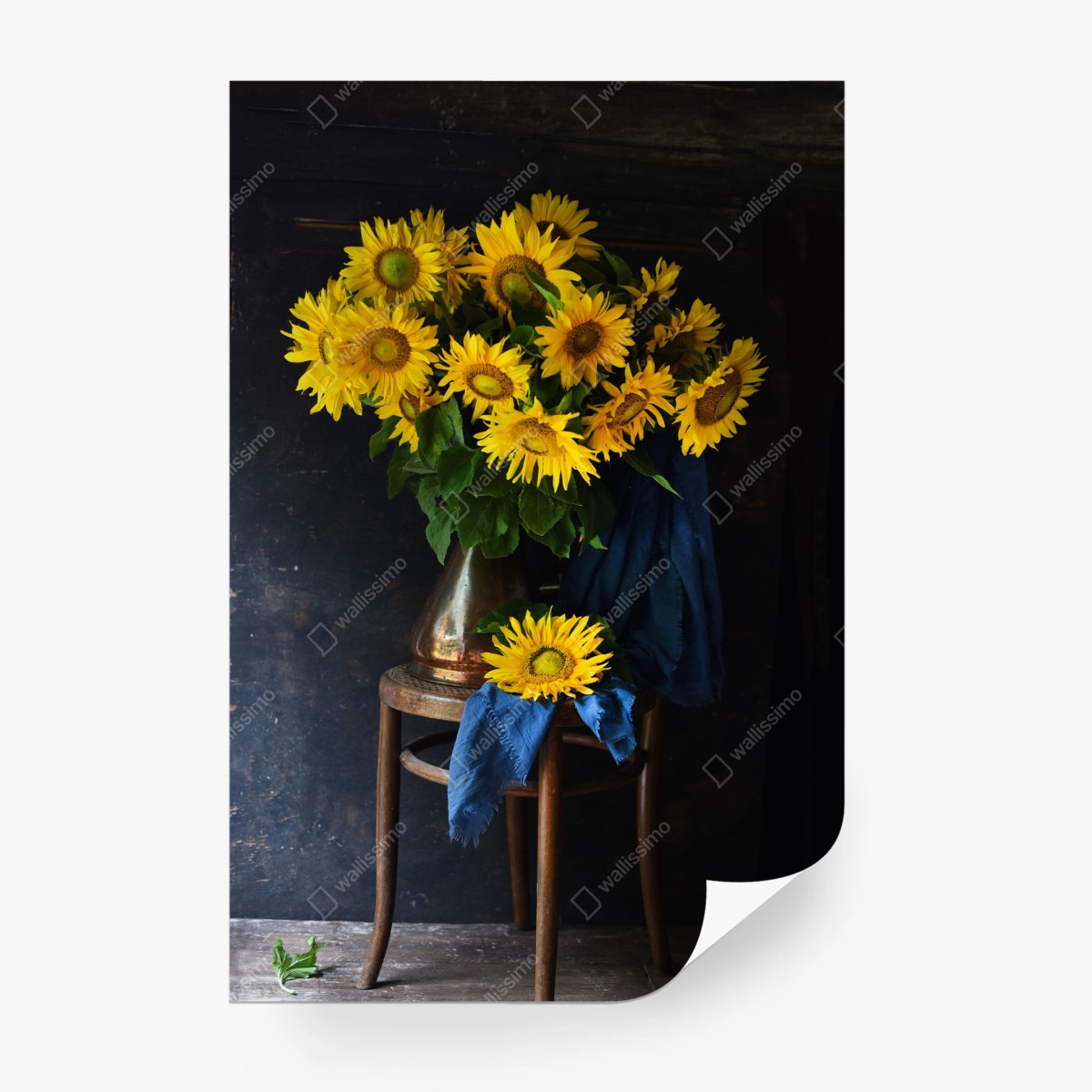 Fototapete leuchtender sonnenblumenstrauß auf vintage-hocker – Pixers®
