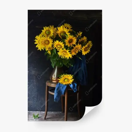 Fototapete leuchtender sonnenblumenstrauß auf vintage-hocker – Pixers®