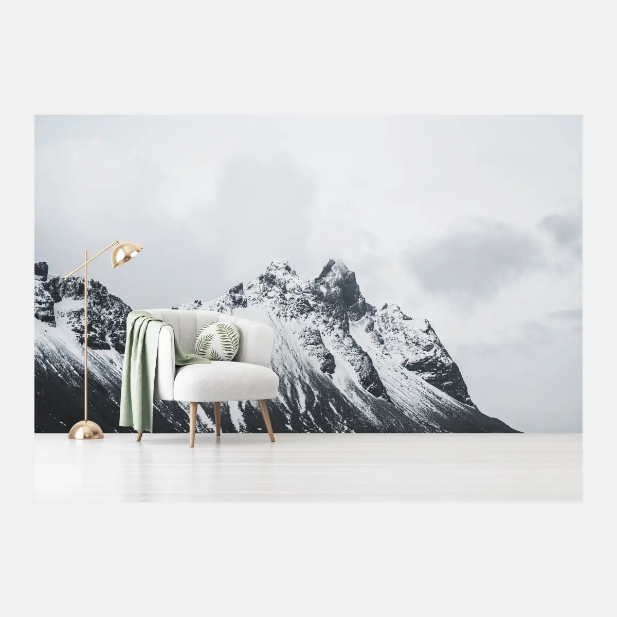 Fototapete ruhige schneebedeckte berglandschaft am meer – Pixers®