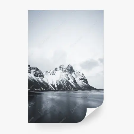Fototapete ruhige schneebedeckte berglandschaft am meer – Pixers®