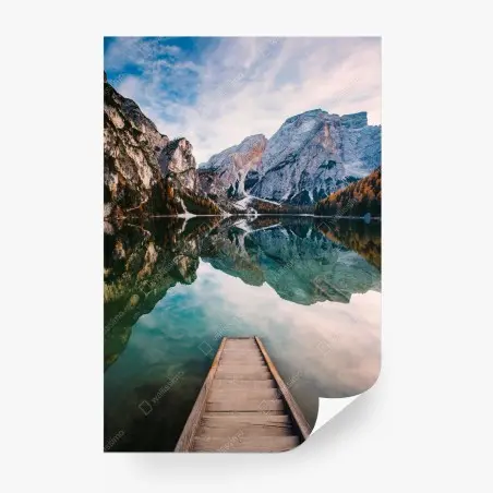 Fototapete ruhiger alpensee mit hölzernem steg – Pixers®