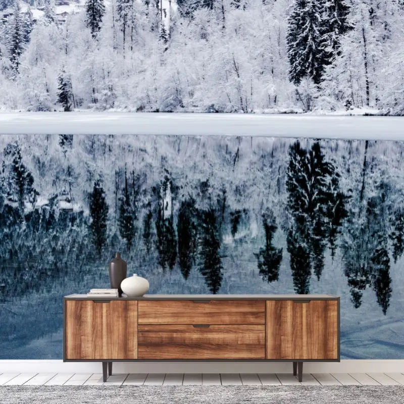 Fototapete winterlicher see mit spiegelung im verschneiten wald