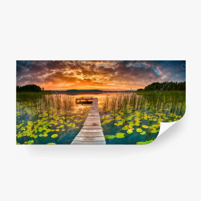 Fototapete sonnenaufgang über stillem see mit hölzernem steg