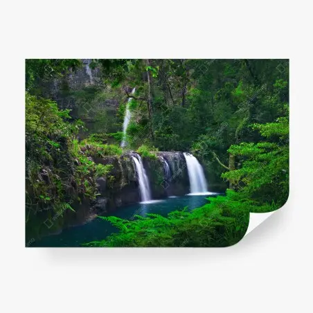 Fototapete beruhigender wasserfall im smaragdgrünen wald – Pixers®