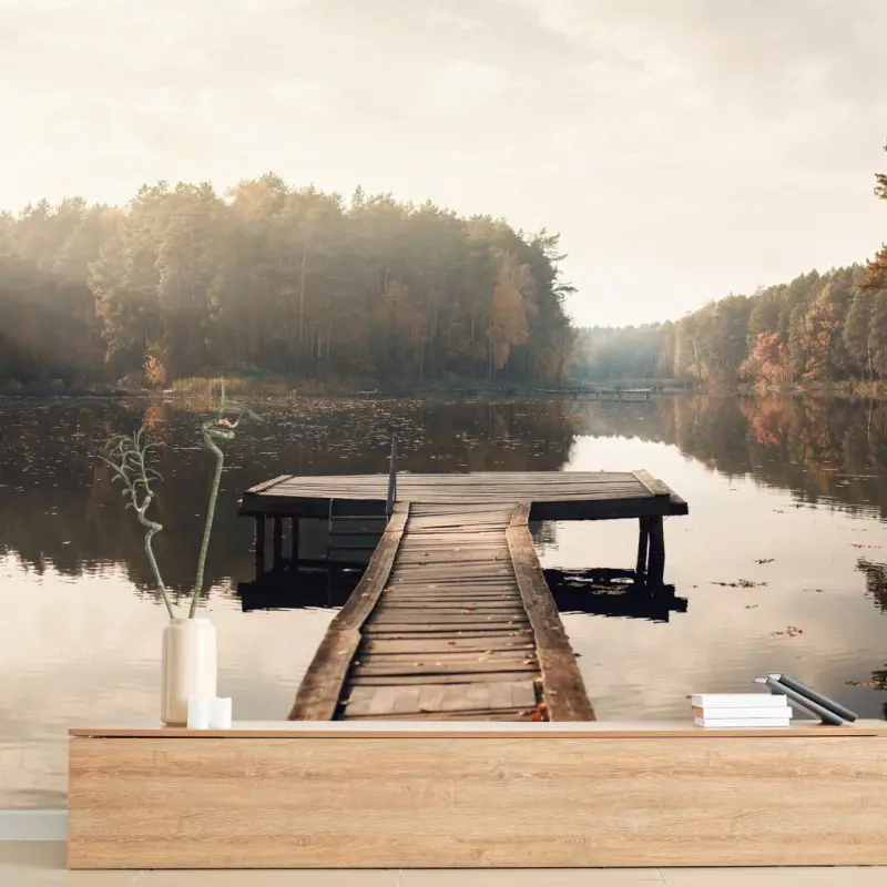 Fototapete herbstmorgen am see mit hölzernem steg