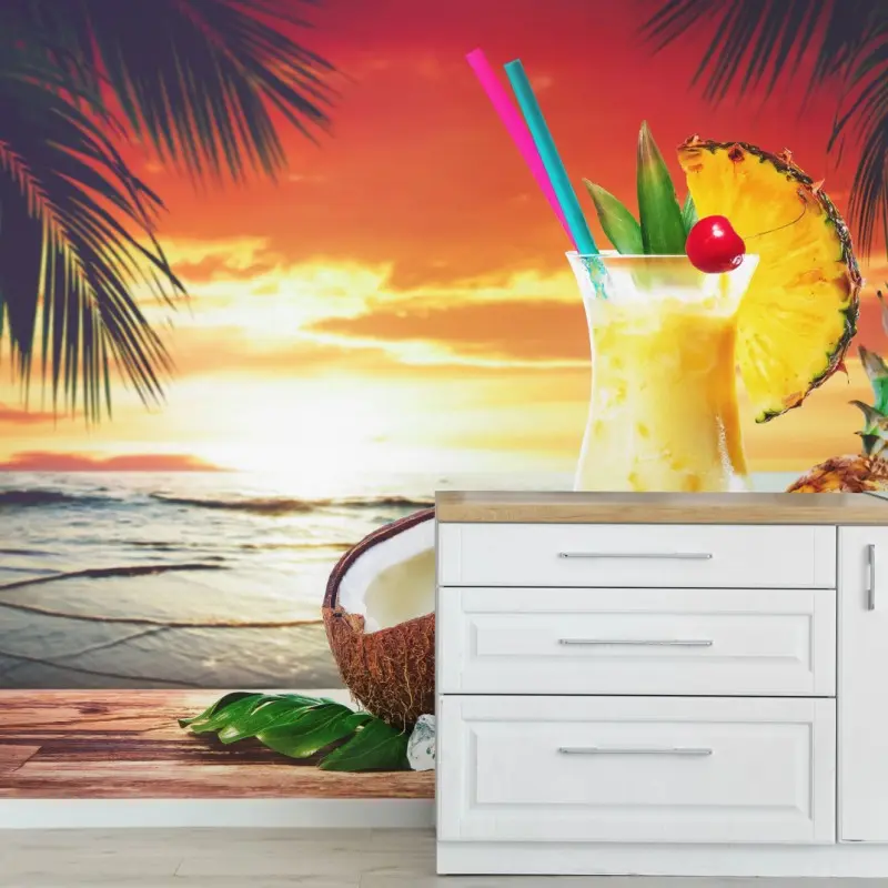 Fototapete tropischer kokos-ananas-cocktail am strand bei sonnenuntergang