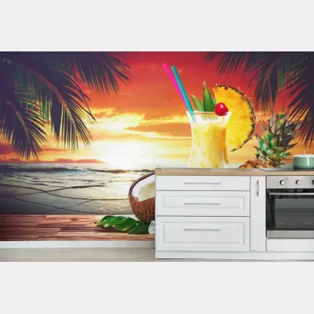 Fototapete tropischer kokos-ananas-cocktail am strand bei sonnenuntergang – Pixers®