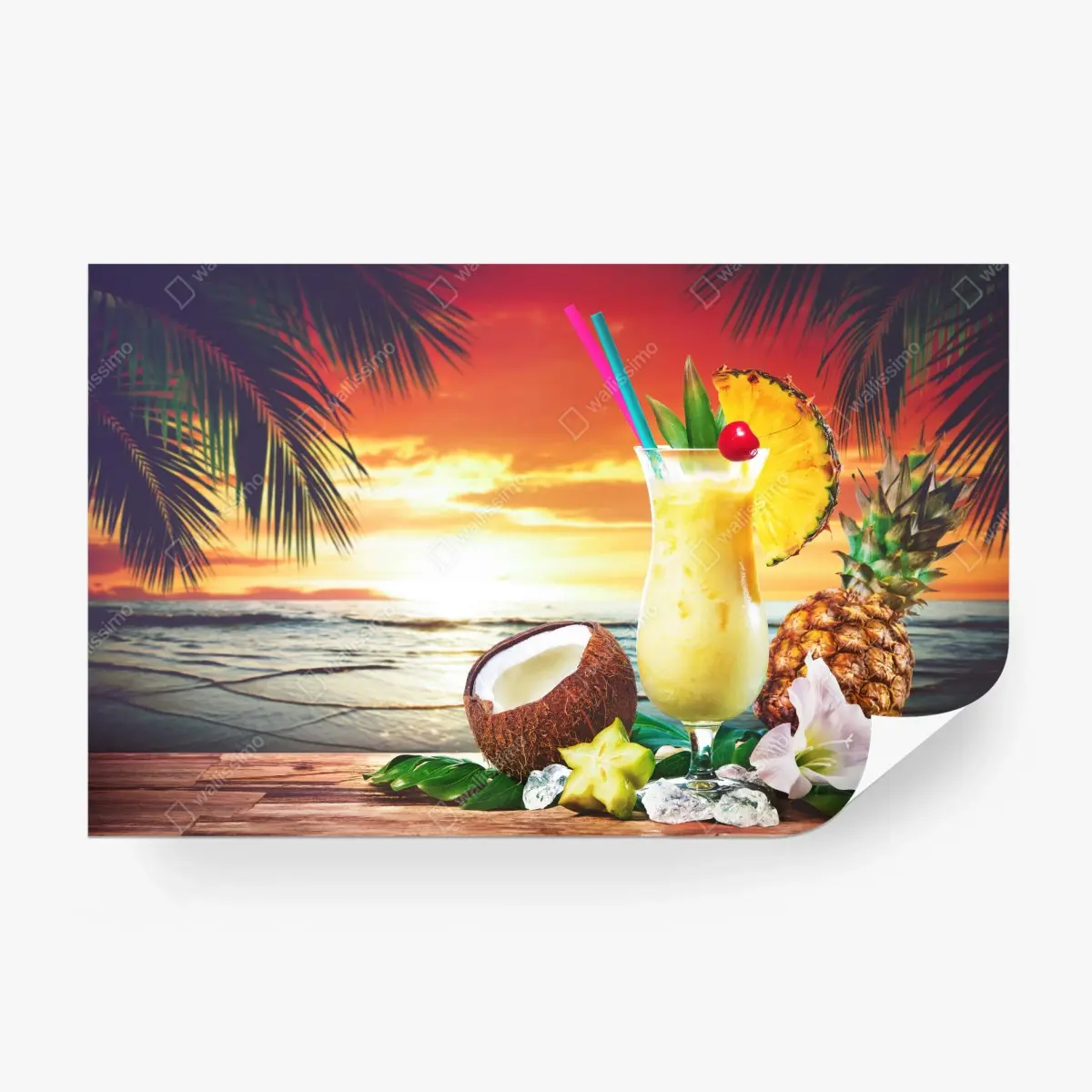 Fototapete tropischer kokos-ananas-cocktail am strand bei sonnenuntergang – Pixers®
