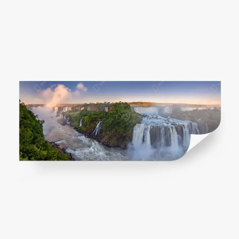 Fototapete neblige panorama der wasserfälle im üppigen wald