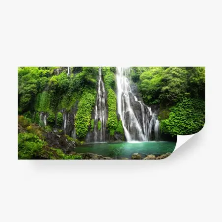 Fototapete ruhiger wasserfall im smaragdgrünen wald – Pixers®
