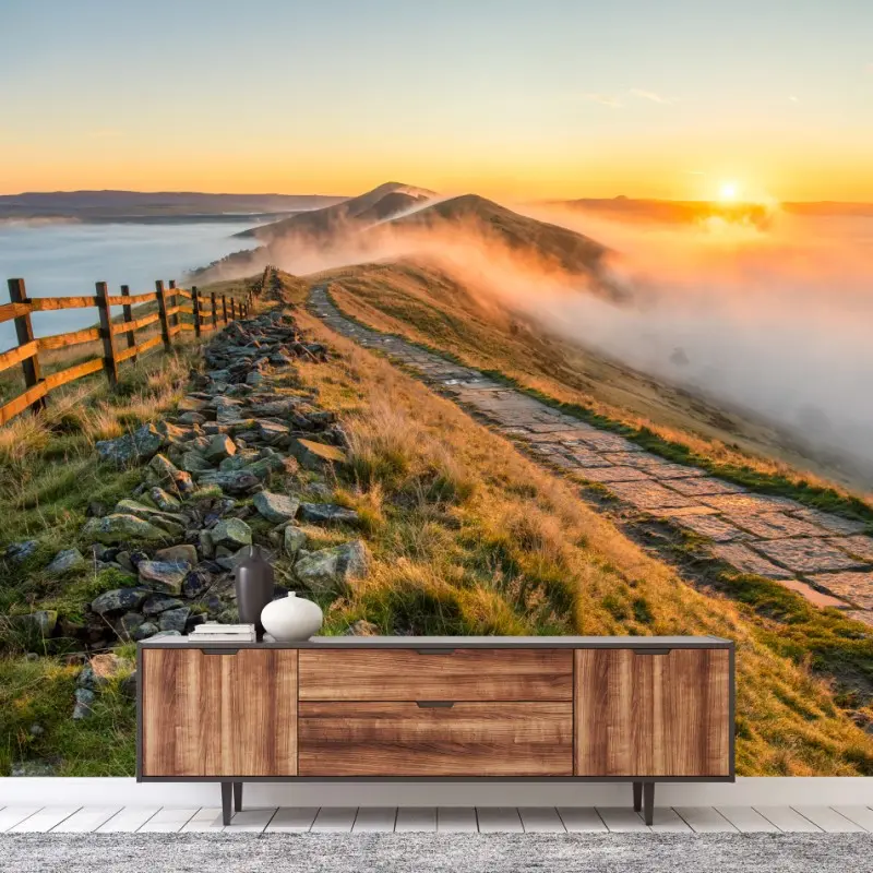 Fototapete sonnenaufgang über einem nebligen bergrücken mit steinweg