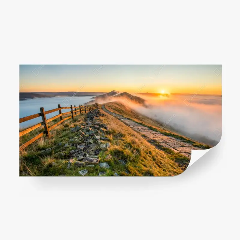Fototapete sonnenaufgang über einem nebligen bergrücken mit steinweg