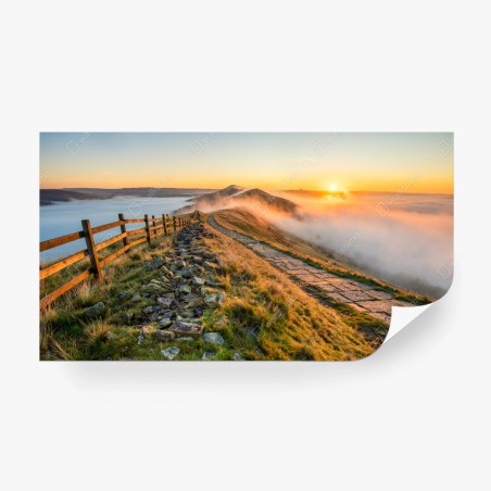 Fototapete sonnenaufgang über einem nebligen bergrücken mit steinweg – Pixers®