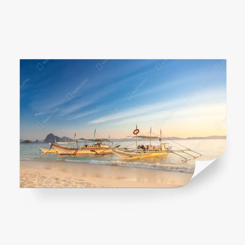 Fototapete tropischer strand bei sonnenuntergang mit booten