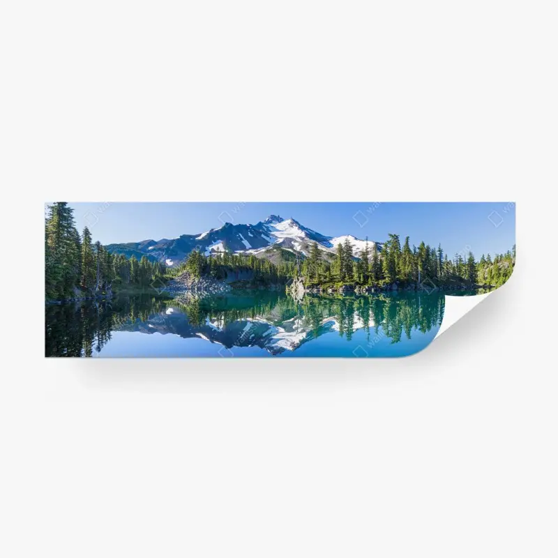Fototapete ruhiger bergsee mit spiegelndem bergpanorama