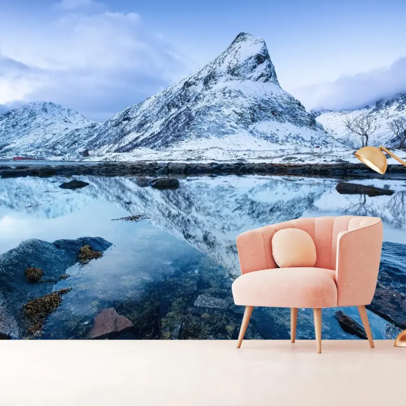 Fototapete schneebedeckter berg gespiegelt auf ruhigem wasser, Norwegen