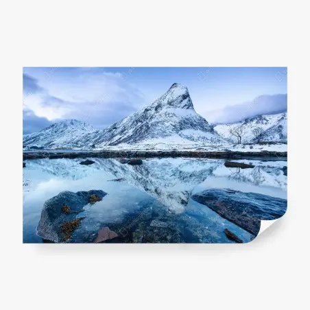 Fototapete schneebedeckter berg gespiegelt auf ruhigem wasser, Norwegen – Pixers®