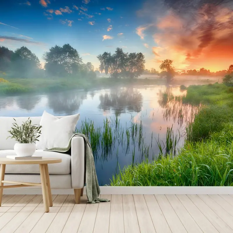 Fototapete nebliger fluss bei sonnenaufgang über grünen ufern