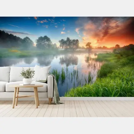 Fototapete nebliger fluss bei sonnenaufgang über grünen ufern – Pixers®
