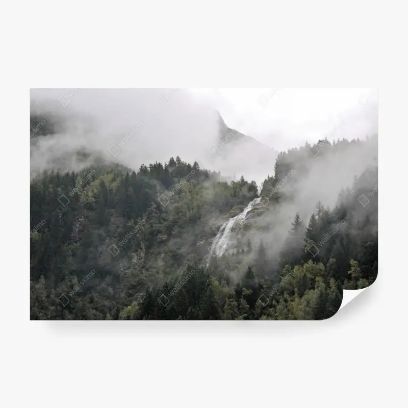 Fototapete nebliger wasserfall im bergwald