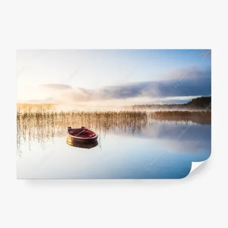 Fototapete nebliger morgen am see mit rotem boot – Pixers®