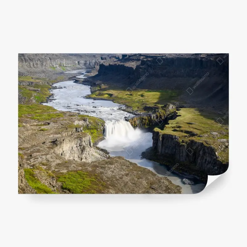 Fototapete majestätischer wasserfall in einer isländischen schlucht