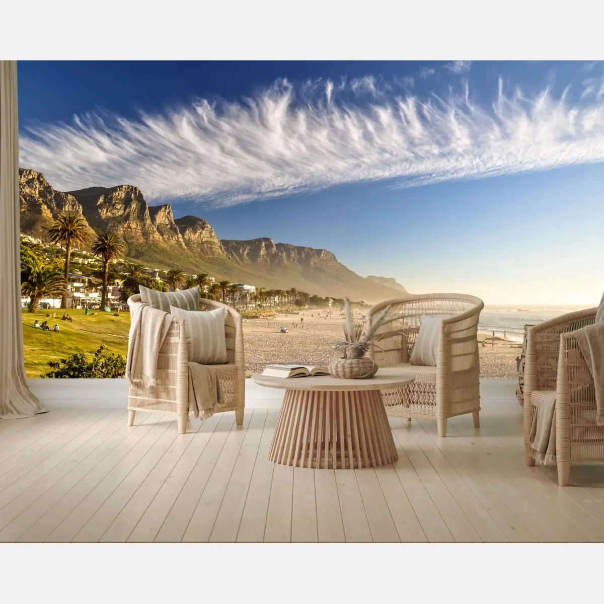 Fototapete sonnenstrand mit bergkulisse – Pixers®