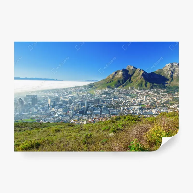 Fototapete stadtpanorama mit bergen und blauem himmel